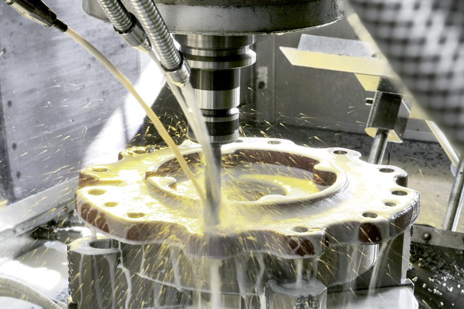 Perçage d'un corps de pompe, arrosage au liquide de coupe