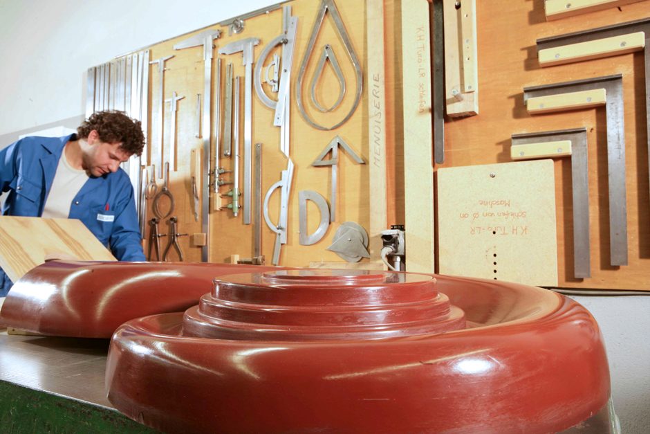 Atelier de modèles de fonderie, formes en bois suspendues