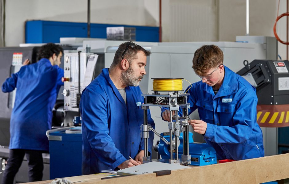 Apprentis polymécaniciens dans l'atelier de formation Egger