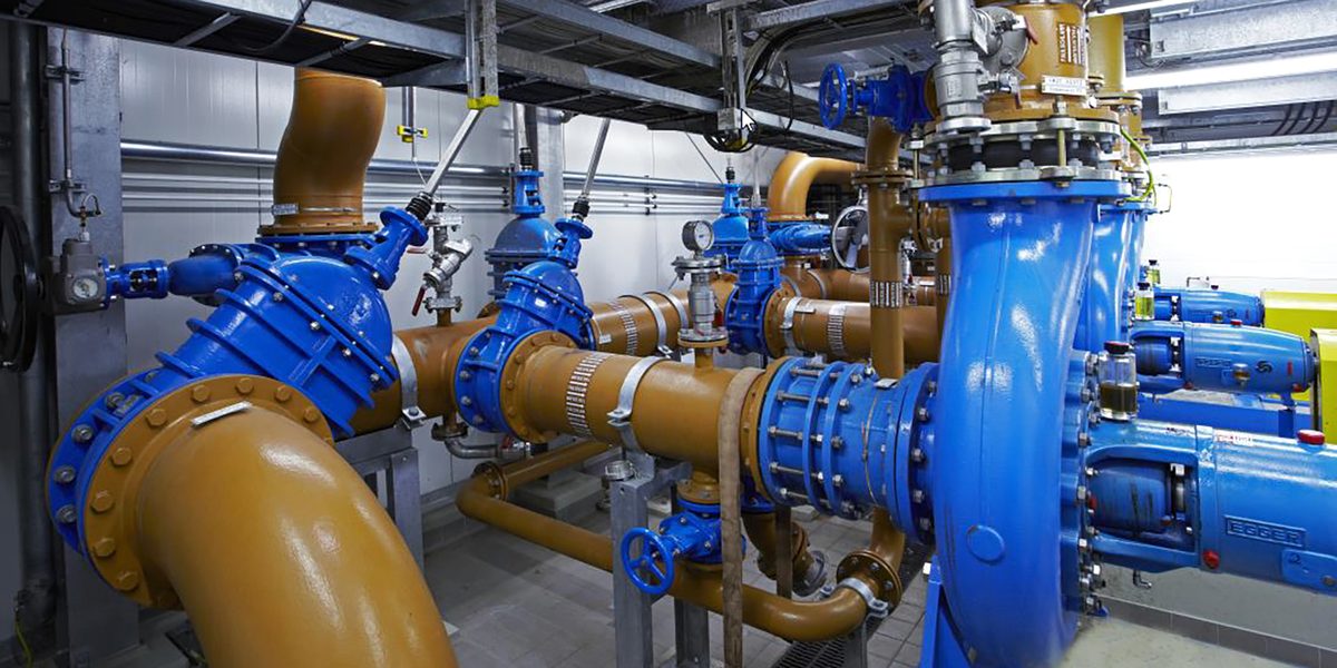 Conduites et vannes dans une installation industrielle