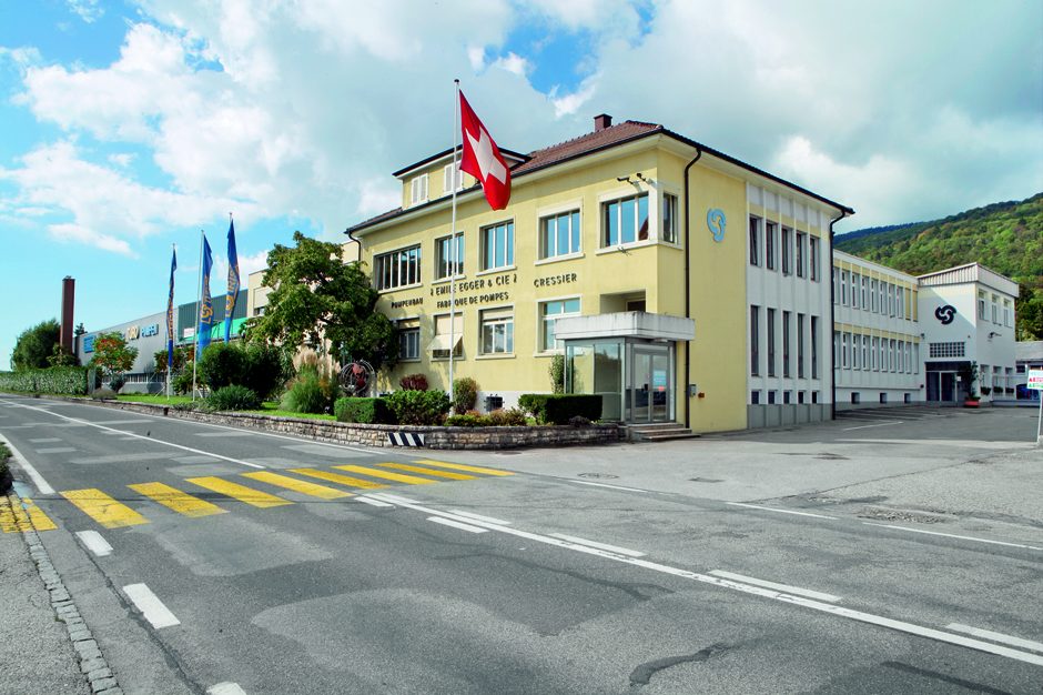 Le siège historique d'Emile Egger à Cressier, bâtiment de 1947 et drapeau suisse